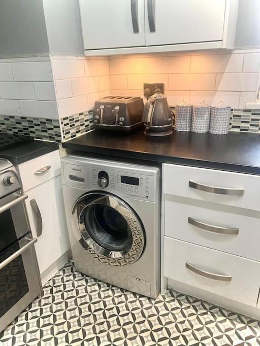 Beautiful 1 Bedroom House With Garden Apartment London