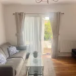 Beautiful 1 Bedroom House With Garden