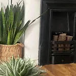 Beautiful 1 Bedroom House With Garden