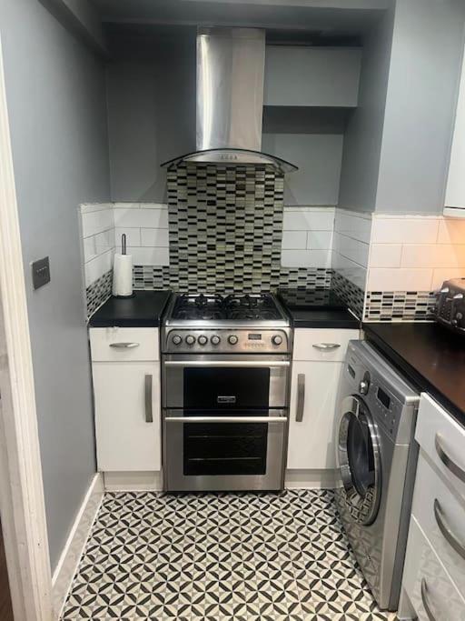 Beautiful 1 Bedroom House With Garden