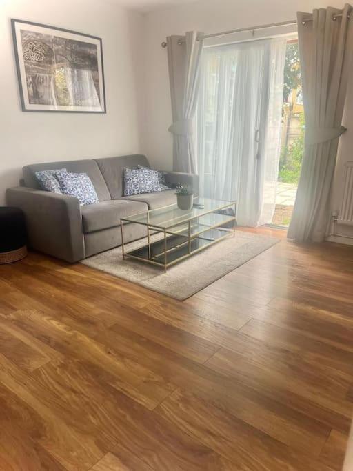 Beautiful 1 Bedroom House With Garden
